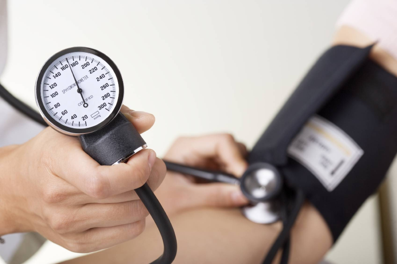 نحوه اندازه گیری فشار خون گرفتن فشار خون با گوشی پزشکی